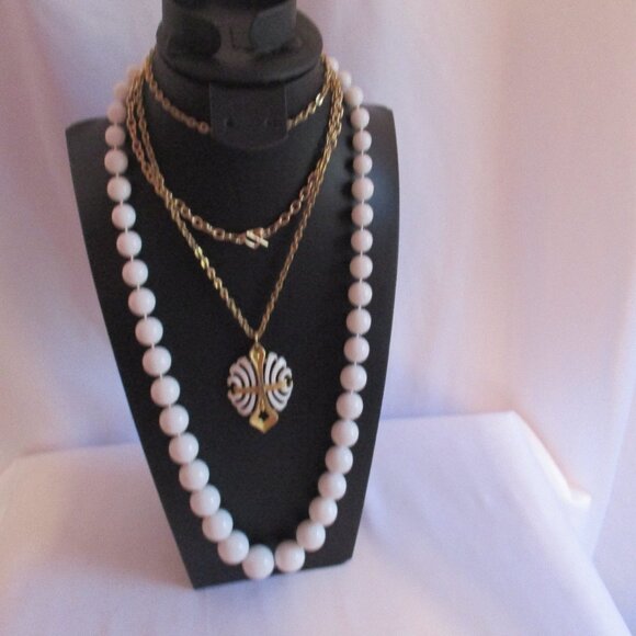 Multi Layered Necklace Lot White Acrylic Beaded Long Gold Tone Jewelry 24 in - Picture 4 of 6